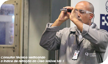 Consultor técnico Quimatic Tapmatic verificando índice de refração do óleo solúvel ME-1